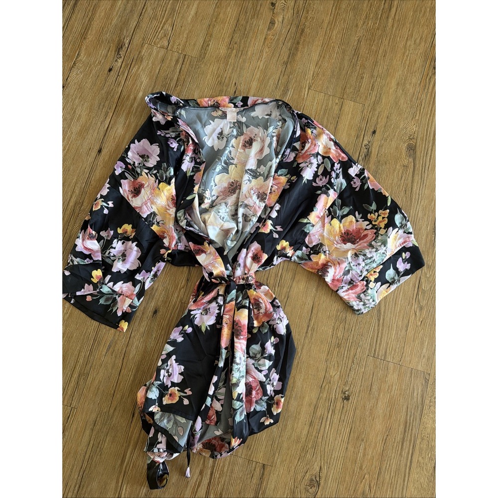 Soho Apparel Women's Robe Size 1XL Floral Satin Short 3/4 Sleeve